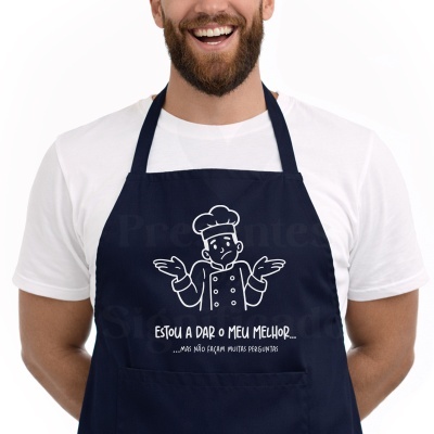 Avental azul escuro com ilustração de cozinheiro e texto em português.