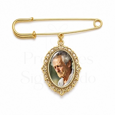 Alfinete de segurança dourado com pendente oval decorativo e foto de homem idoso.