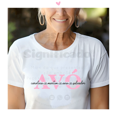 Camisola branca com texto 'AVÓ' em rosa e nomes em preto, usada por mulher sorridente