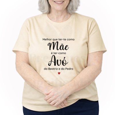 T-shirt bege com texto em preto e coração vermelho usada por mulher com cabelo cinza