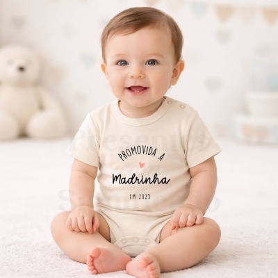 Bebé sentado com body bege estampado PROMOVIDA A Madrinha EM 2025