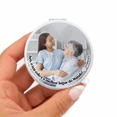 Compacto com foto e texto dedicado à avó, moldura branca e texto personalizado.