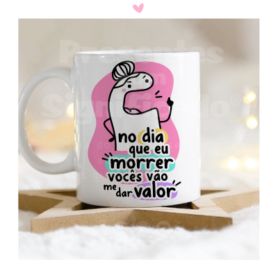 Caneca branca com texto colorido em português e figura estilizada