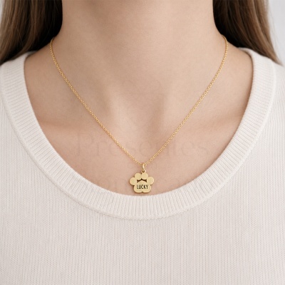 Colar dourado com pendente em forma de pata e texto LUCKY