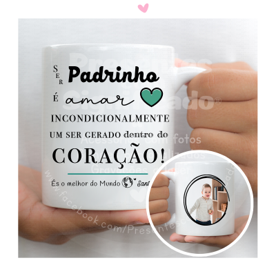 Caneca branca com texto e coração verde, mão segurando, detalhe com foto de menino vestindo bege e cinza.