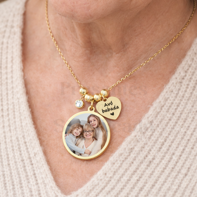 Colar dourado com fotografia e texto Avó babada em pendente coração