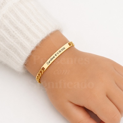 Pulseira dourada com placa gravada Carolina ♡ 15.08.2026 no pulso