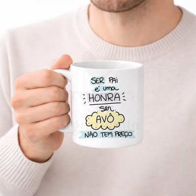 Caneca branca com texto para pai e avô segurada por mão masculina