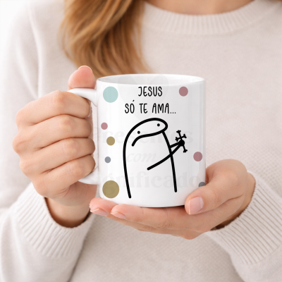 Caneca branca com desenho e texto religioso em mãos de uma pessoa com camisola bege