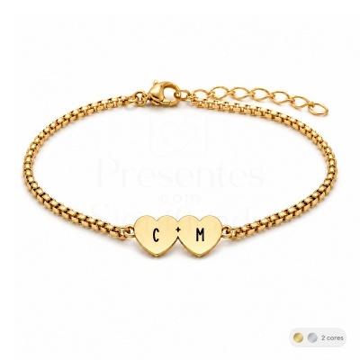 Pulseira dourada com dois corações e letras C + M