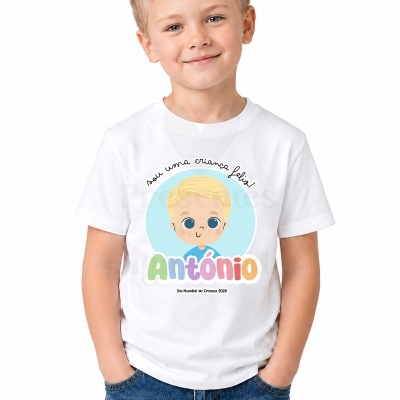 Camiseta branca com caricatura de criança loira e texto colorido António