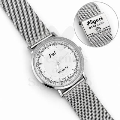 Relógio de pulso metálico prateado com mostrador branco e inscrição personalizada.