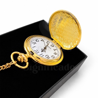 Relógio de bolso dourado com tampa decorada e mostrador branco