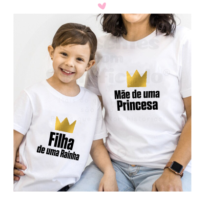 Duas pessoas com t-shirts brancas com textos e coroas douradas