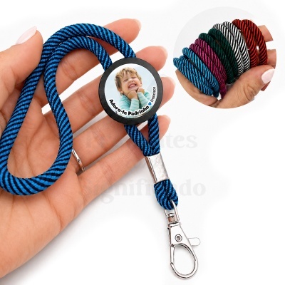 Cordão de pescoço azul com pendente personalizado com foto e texto em português