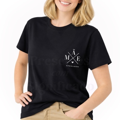 T-shirt preta com design branco M Ã E do Martim e da Ema