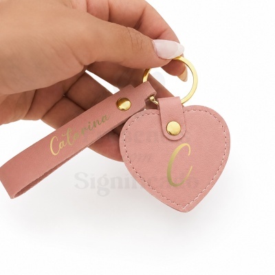 Chaveiro rosa em formato de coração com letra C e tira com nome Catarina