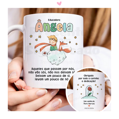 Caneca branca com ilustração e texto em português, segurada por mãos com unhas pintadas