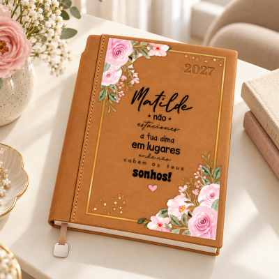 Agenda castanha com flores cor de rosa e texto motivacional decorativa ano 2027