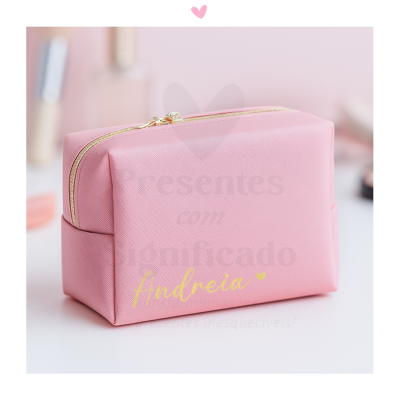 Necessaire rosa com fecho dourado e nome Andreia impresso