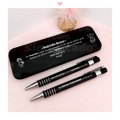 Caixa preta com escrita branca e duas canetas pretas com detalhes metálicos