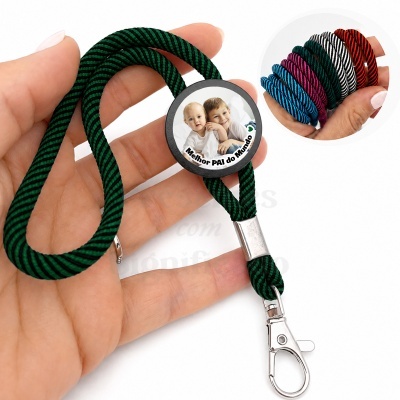 Cordão com fecho e disco circular personalizado com foto e texto verde e preto