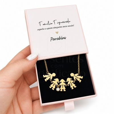 Colar personalizado dourado com nomes de família numa caixa de presente rosa