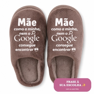Chinelos castanhos felpudos com texto branco para mãe e selo roxo com texto personalizável
