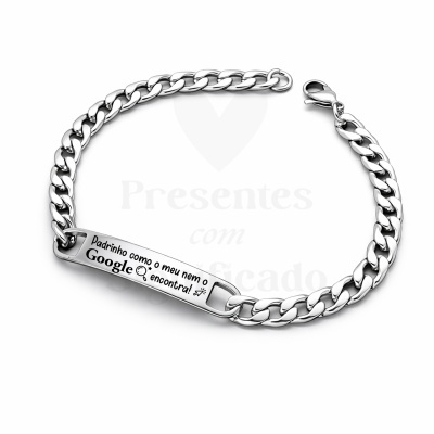 Pulseira prateada com placa gravada e texto em português