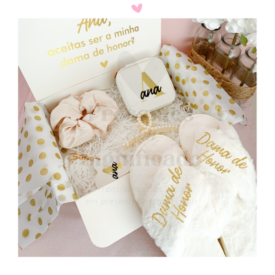 Caixa de presente com chinelos, nécessaire, laço, pulseiras e flores brancas