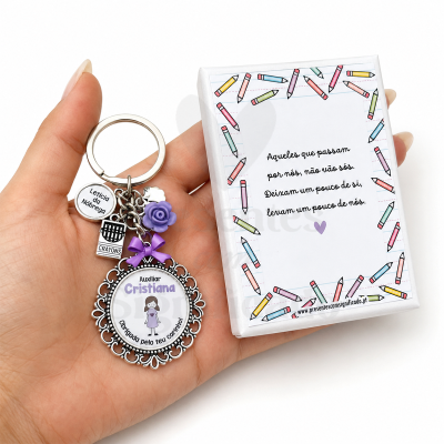 Chaveiro com pendente personalizado e embalagem decorada com lápis coloridos