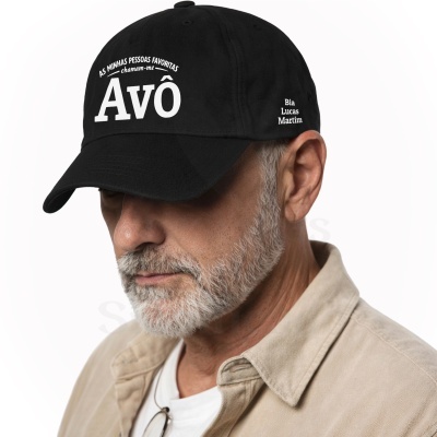 Boné preto com texto branco usado por homem de barba grisalha