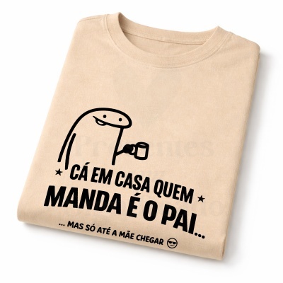 T-shirt bege com ilustração e texto humorístico em preto