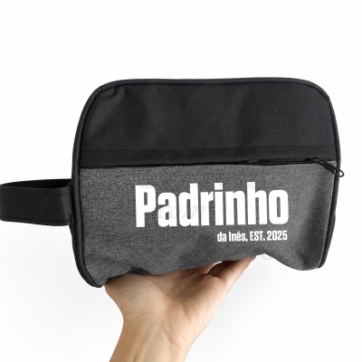 Necessaire retangular preta e cinzenta com texto branco Padrinho da Inês, EST. 2025