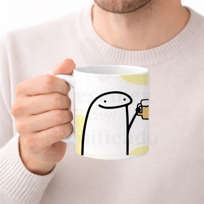 Caneca branca com ilustração de figura sorridente a segurar uma caneca de cerveja