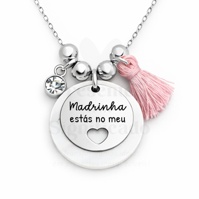 Colar prateado com pendente circular gravado e borla rosa