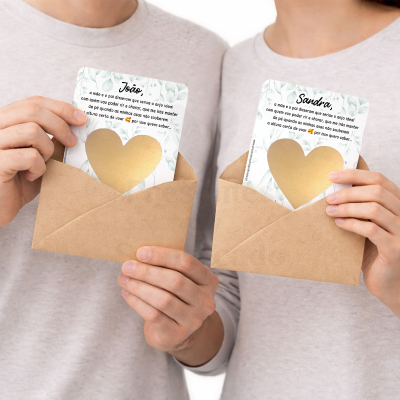 Dois cartões personalizados com envelopes castanhos segurados por duas pessoas