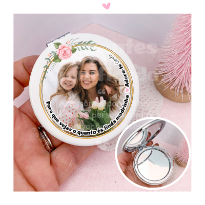 Espelho redondo personalizado com moldura branca e foto decorativa com texto em português