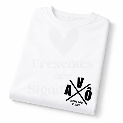 Camiseta branca dobrada com estampa preta AVÔ desde 2021 e 2025