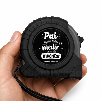 Trena preta com texto branco personalizada para pai, segurada por mão