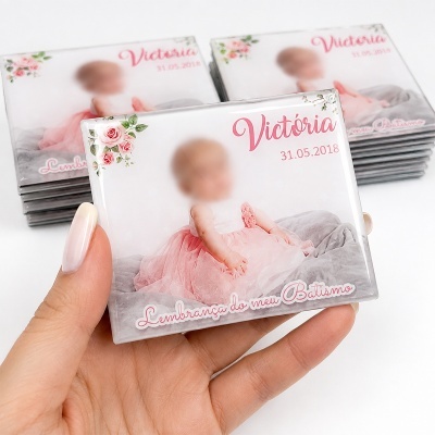 Imã personalizado para lembrança de batismo com foto de bebé e texto decorativo.