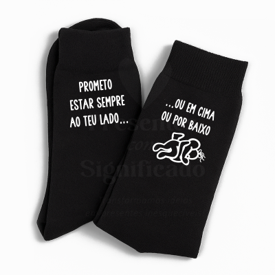 Par de meias pretas com texto branco e desenho de duas figuras humanas.