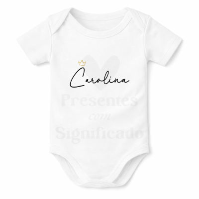 Body branco para bebé com o nome Carolina e uma coroa dourada.