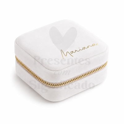 Estojo quadrado de veludo branco com fecho dourado e nome Mariana no topo