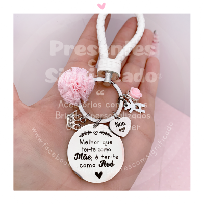 Chaveiro com pingentes metálicos e enfeites em tom rosa