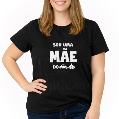 T-shirt preta com texto branco e ícones, vista frontal de mulher sorridente