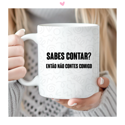 Caneca branca com texto 'SABES CONTAR? ENTÃO NÃO CONTES COMIGO'