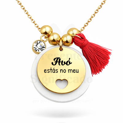 Colar dourado com pendente redondo e tassel vermelho