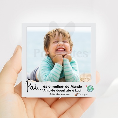 Fotografia com moldura branca de menino sorridente e mensagem para o pai em português