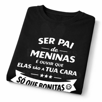 T-shirt preta com texto branco em português